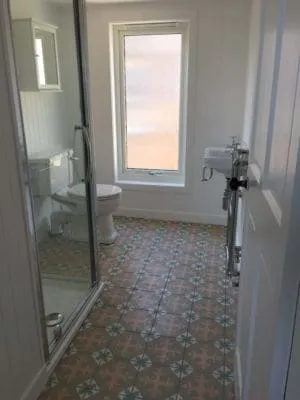 simple traditional bathroom with patterned tiles