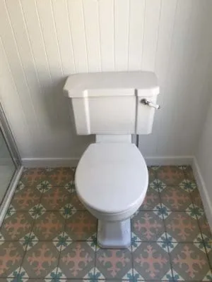 traditional toilet, patterend tiles